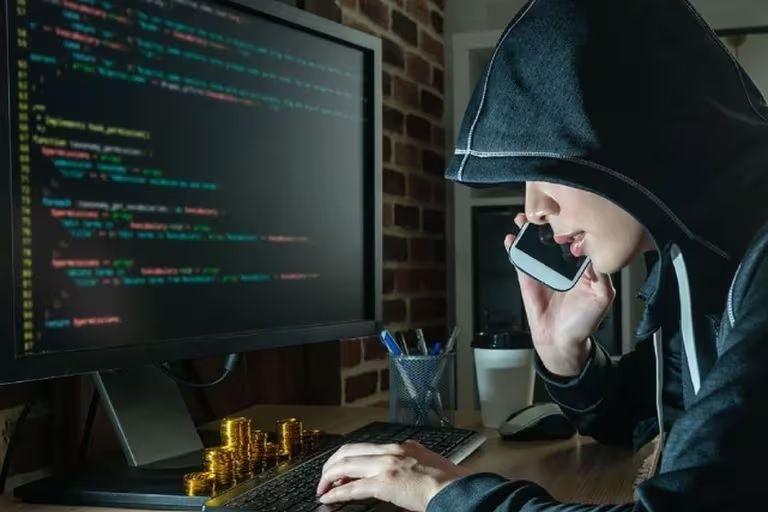 Alerta por Fraude: Profesora Estafada en Internet Acumula Deuda de 100 Mil Pesos