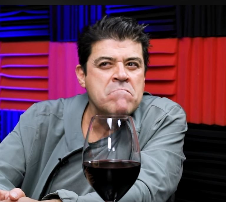 Critican al 'Burro' Van Rankin por tomar alcohol durante show