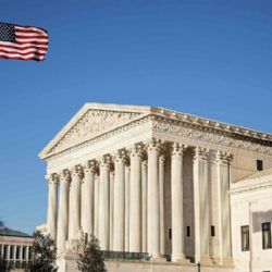 Corte Suprema congela la implementación de la ley de inmigración de Texas