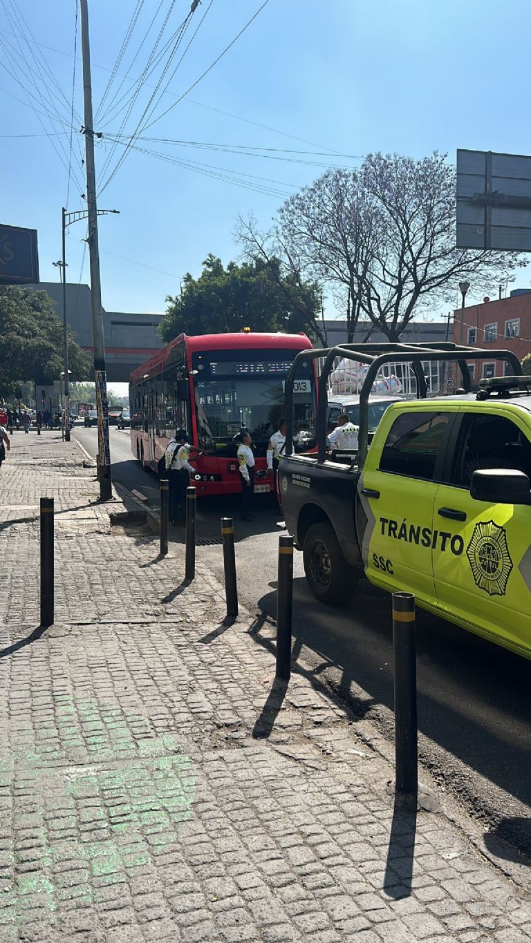 Metrobús atropella a mujer