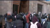VIDEO: Normalistas irrumpen en Palacio Nacional durante 'mañanera' y AMLO reacciona