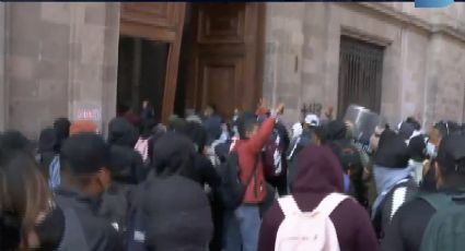VIDEO: Normalistas irrumpen en Palacio Nacional durante 'mañanera' y AMLO reacciona