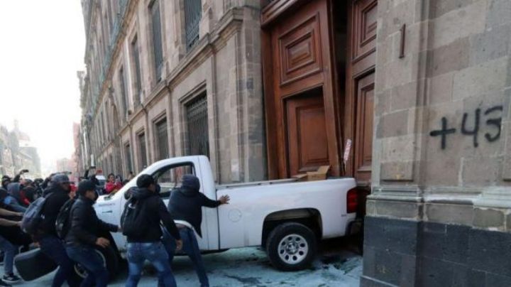Portazo y destrozos en Palacio Nacional fueron un "un vulgar acto de provocación": AMLO