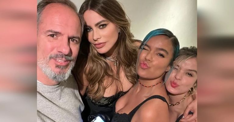 Karol G es premiada como la Mujer del Año en los Bilboard y Sofía Vergara le entrega el galardón