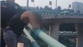 VIDEO: Policías de la CDMX evitan suicidio en puente peatonal de Periférico Sur