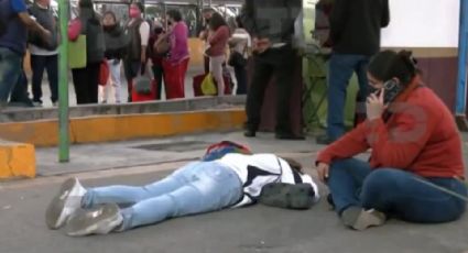 Una mujer cae y se desmaya fuera de la estación Oceanía del Metro; queda tirada por varios minutos
