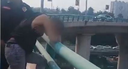 VIDEO: Policías de la CDMX evitan suicidio en puente peatonal de Periférico Sur