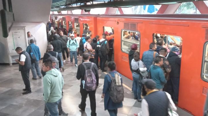 Usuarios reportan caos en el Metro de la CDMX: Retrasos de hasta 20 minutos en la Línea 3