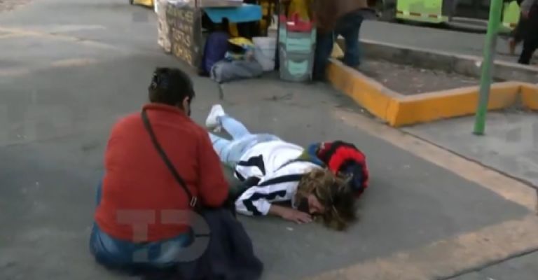 Una mujer cae y se desmaya fuera de la estación Oceanía del Metro; queda tirada por varios minutos