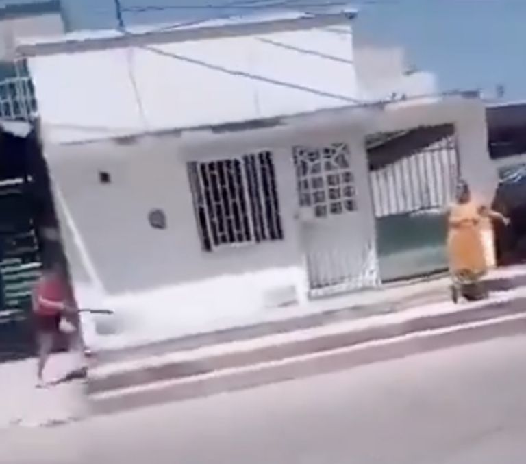 Polemica en Tabasco: Mujer Amenaza a Trabajadores de CFE con Machete y Resulta Herida