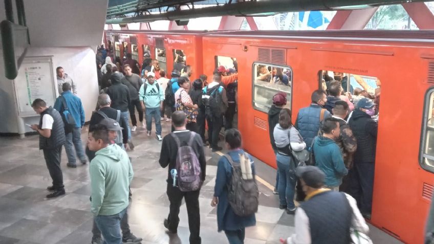Usuarios reportan caos en el Metro de la CDMX: Retrasos de hasta 20 minutos en la Línea 3