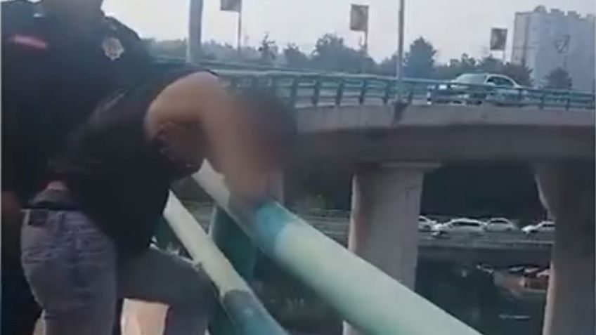 VIDEO: Policías de la CDMX evitan suicidio en puente peatonal de Periférico Sur