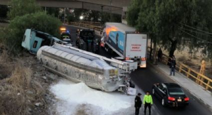 Tráiler vuelca en Periférico, Río de los Remedios: Conductor sale ileso pese al fuerte accidente