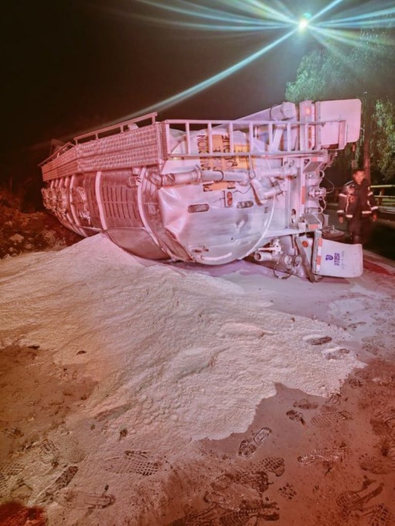 Tráiler vuelca en Periférico, Río de los Remedios: Conductor sale ileso tras incidente