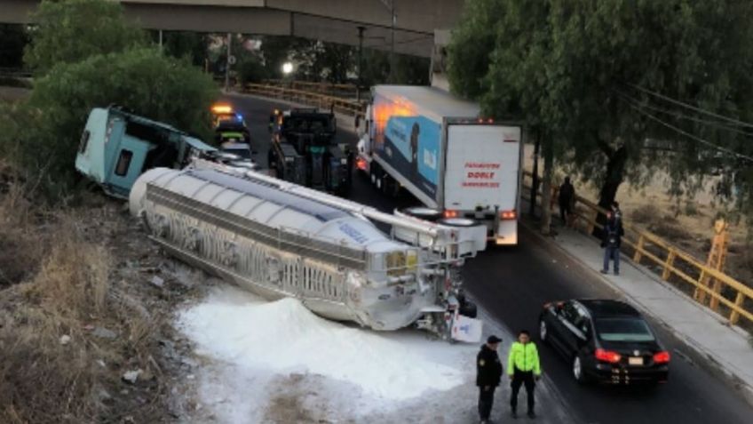 Tráiler vuelca en Periférico, Río de los Remedios: Conductor sale ileso pese al fuerte accidente