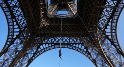 Mujer rompe récord mundial al subir la Torre Eiffel en París con una cuerda; esto sucedió