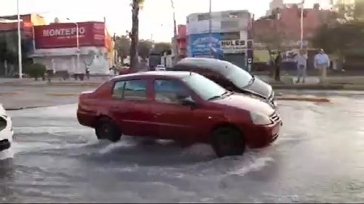 Reportan un enorme socavón en Vallejo: Vehículos caen en el agujero tras fuga de agua