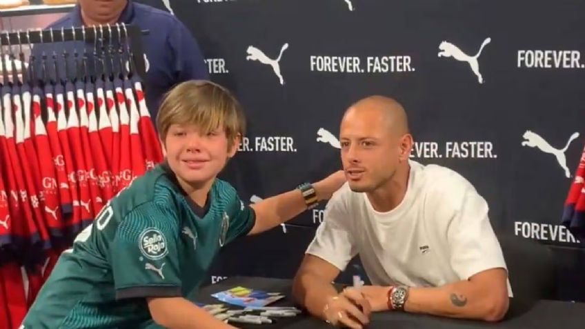 Javier 'Chicharito' Hernández hace llorar a sus fans en firma de autógrafos en Guadalajara