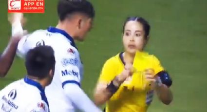 VIDEO: Árbitra Katia Itzel García sufre altercado con furioso jugador del Puebla por penal