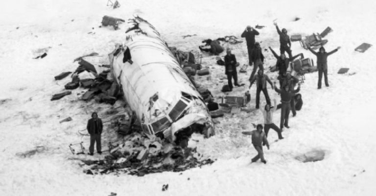 Nuevo video expone a Roberto Canessa tocando a otra joven durante conferencia en México