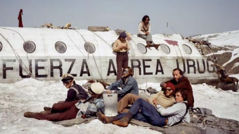 Nuevo video expone a Roberto Canessa tocando a otra joven durante conferencia en México