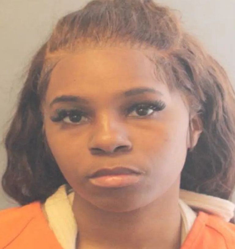 Madre abandona a sus hijos para un crucero: Los pequeños vivían entre basura y desamparo