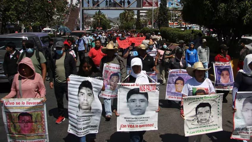 Padres de los 43 de Ayotzinapa convocan a boicot en Elecciones 2024: AMLO responde