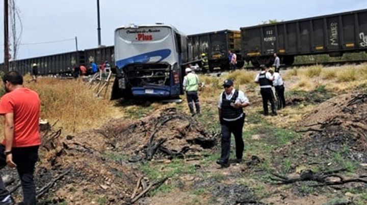 Autobús intenta ganarle el paso a tren y provoca accidente en Sinaloa; hay 15 lesionados
