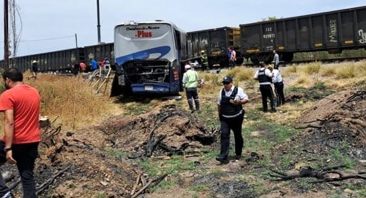 Autobús intenta ganarle el paso a tren y provoca accidente en Sinaloa; hay 15 lesionados