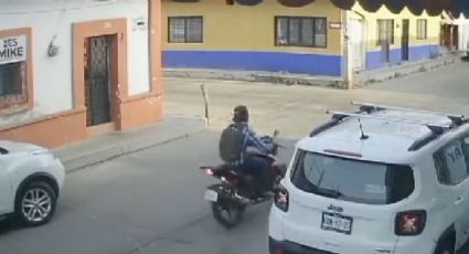 FUERTE VIDEO: Motociclista a exceso de velocidad se estrella contra camión de agua en Chiapas