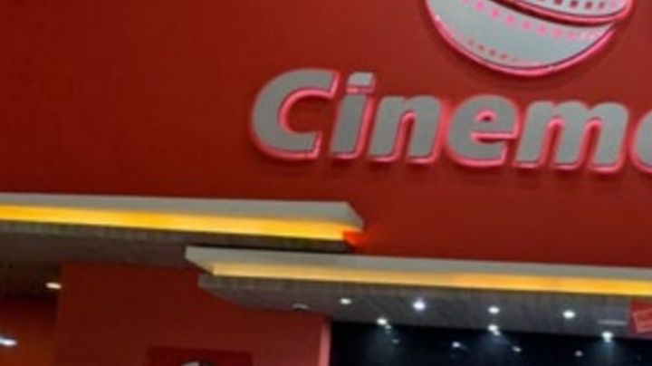 Escándalo: Por hacer ruido durante función, golpean a 'cantante' en cine de CDMX (VIDEO)