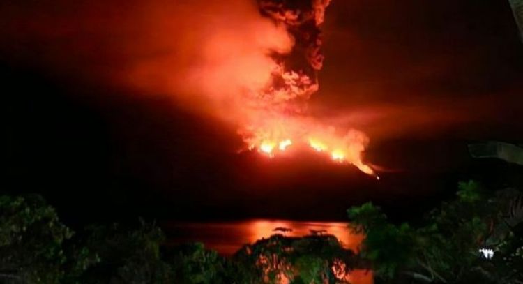 VIDEO: Volcán Ruang hace erupción en Indonesia; evacúan a cientos de personas