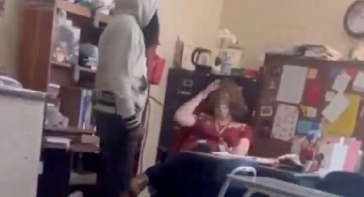 Estudiante enfrenta cargos por agredir a Maestra; FUERTE VIDEO del violento momento