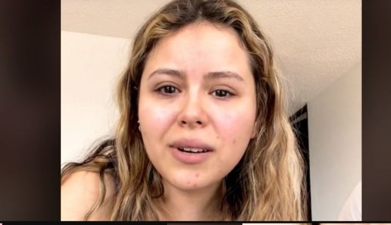 Golpean a presunta cantante en cine de CDMX. Foto: Internet