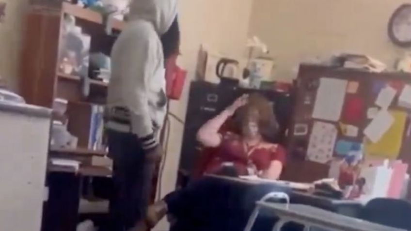 Estudiante enfrenta cargos por agredir a Maestra; FUERTE VIDEO del violento momento
