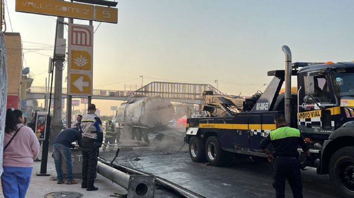 Pipa de agua vuelca y se incendia en Circuito Interior; el metro y la circulación van lentos