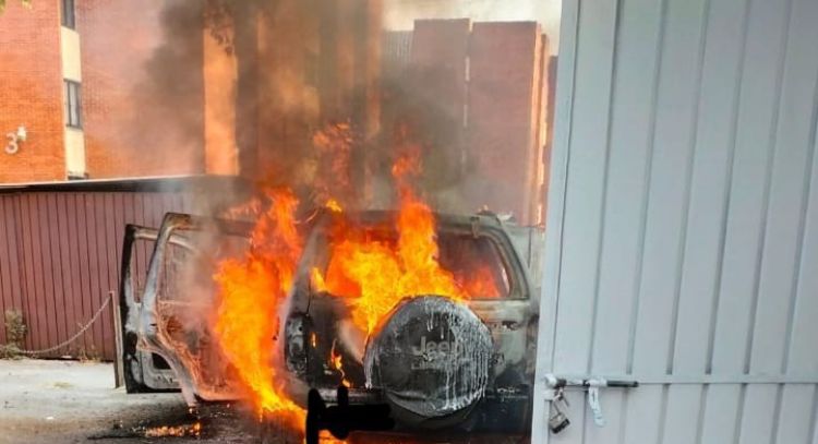 VIDEO: Camioneta se incendia en Vallejo; Bomberos no pudieron apagar el fuego