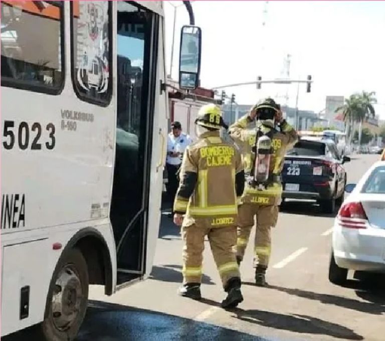 Camión de pasajeros arde en llamas en Ciudad Obregón. Foto: Facebook