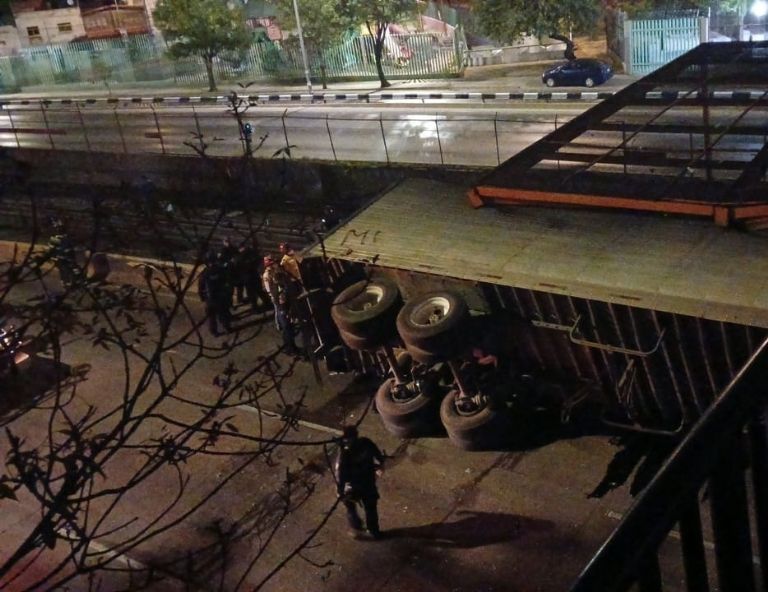 Volcadura de tráiler en Circuito Interior