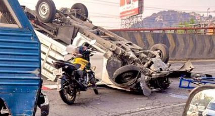Caos en la autopista México-Pachuca por volcadura en la zona del Vigilante, en Ecatepec