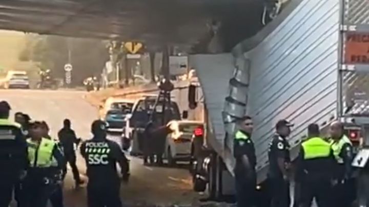 Caos en el Viaducto, tráiler se 'atora' en el bajo puente de Eje Central