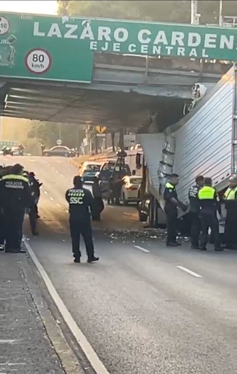Tráiler atorado en el Viaducto