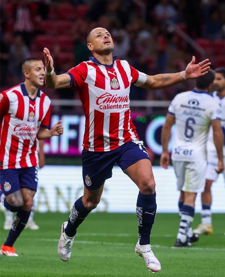 Chivas sin Chicharito ante Querétaro