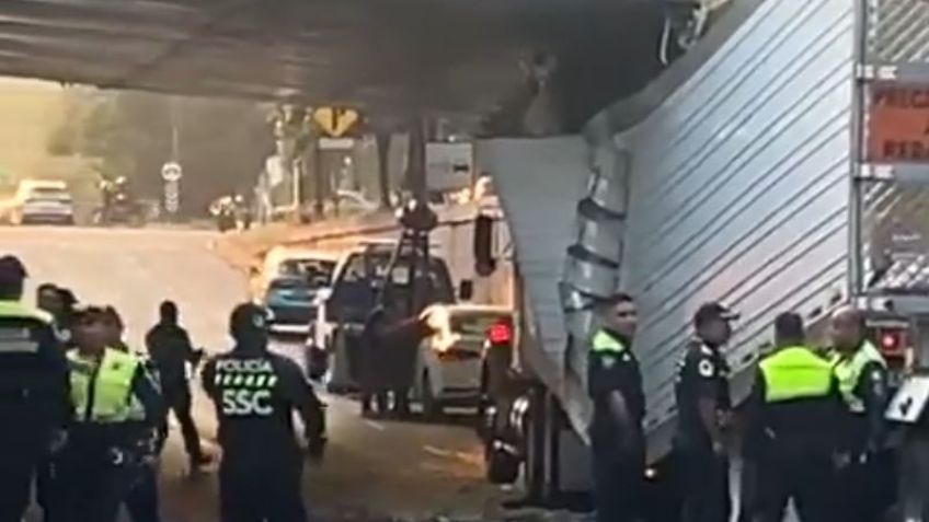 Caos en el Viaducto, tráiler se 'atora' en el bajo puente de Eje Central