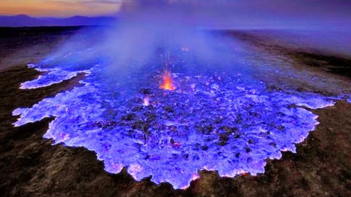 Turista cae en volcán en Indonesia y muere carbonizada; quería tomarse una foto