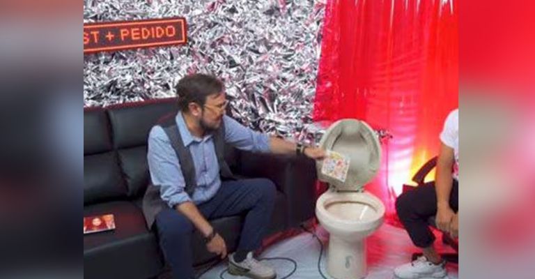 Aleks Syntek recibe apoyo de Sale el Sol tras tirar disco de Karol G al inodoro