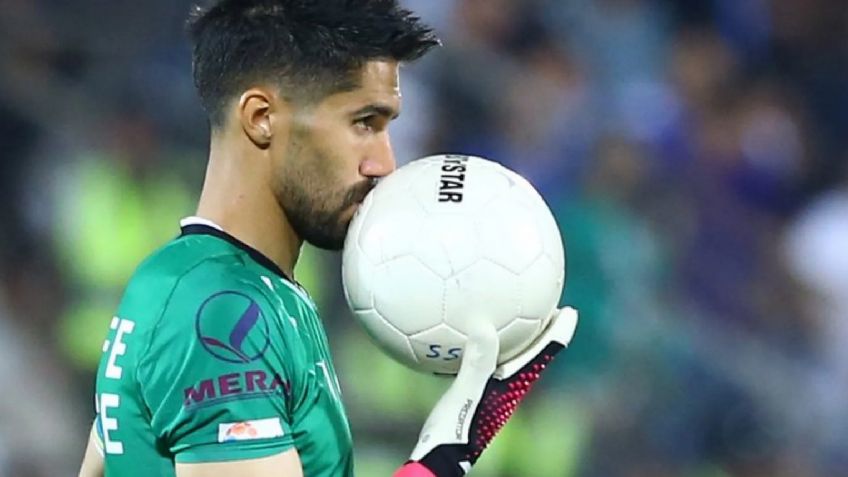 Suspenden a futbolista iraní por abrazar a una fanática; pagará más de 80 mil pesos de multa