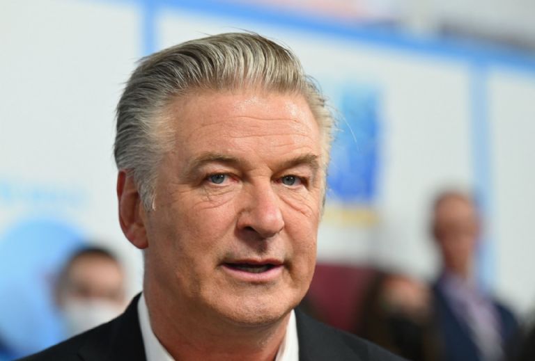 Alec Baldwin en el Centro de la Polémica: Golpea el Teléfono de Activista en una Cafetería de Nueva York
