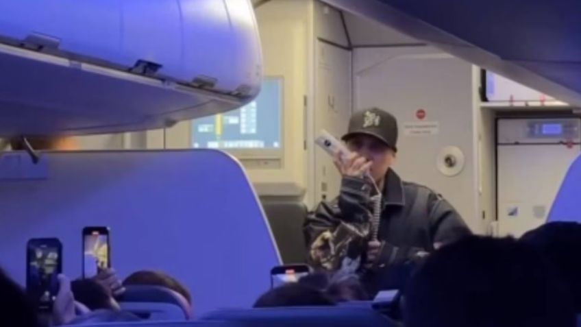 Santa Fe Klan da concierto 'gratis'; canta en avión por retraso del vuelo