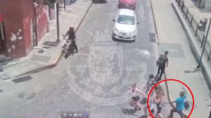 VIDEO: Peatón asesta hachazo en la cabeza de turista canadiense en Mérida